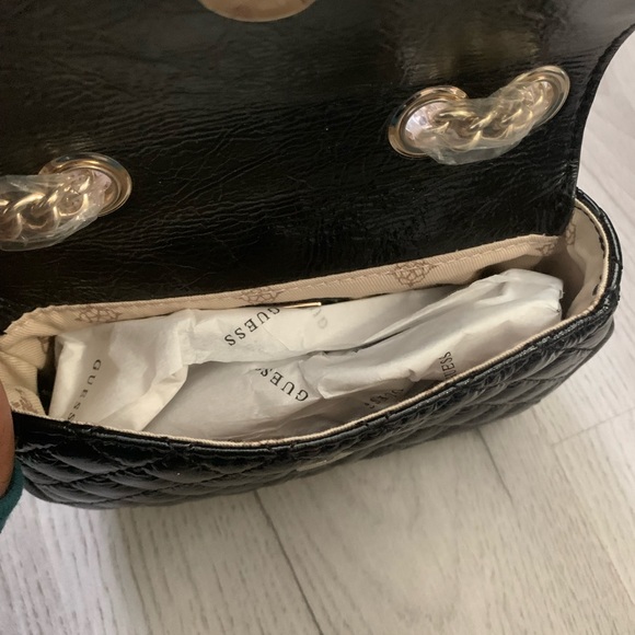 Brand new guess bag with chain - Picture 2 of 2
